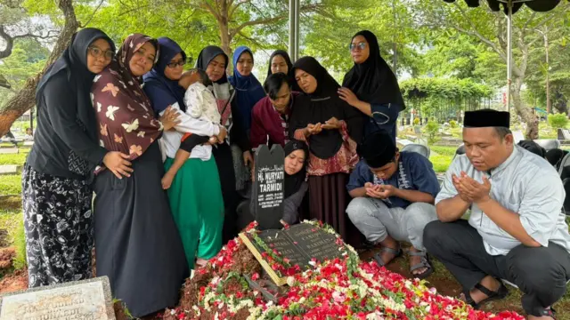 Suasana pemakaman almarhum Nuryati, korban kecelakaan KRL di Stasiun Bekasi Timur diiringi delapan anak-anaknya.