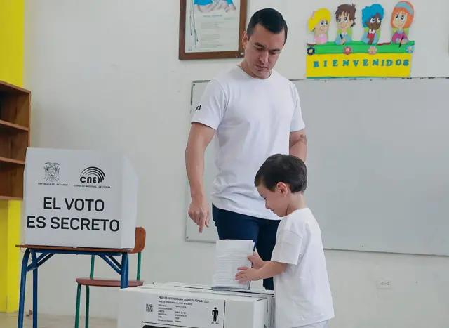 Daniel Noboa y su hijo en una urna