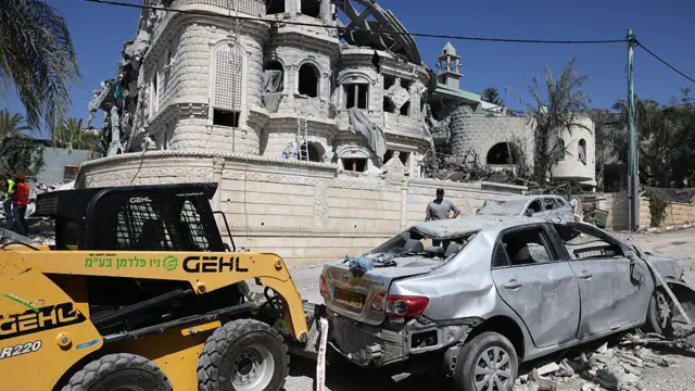 Разрушенное здание и искалеченный автомобиль