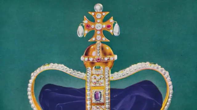 ક્રાઉનમાં ચાર ક્રૉસ છે