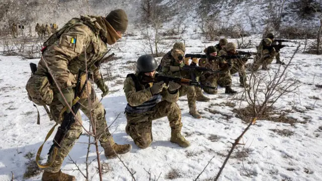 військові