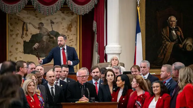 El presidente de la Cámara de Representantes, Dustin Burrows, golpea el martillo para restablecer el orden durante el debate sobre el nuevo proyecto de ley de redistribución de distritos.