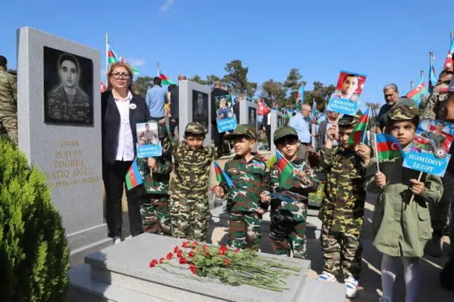 مواطنون من أذربيجان يضعون أكاليل الزهور على قبور من قضوا في حرب ناغورنو كاراباخ الثانية في الذكرى السنوية الثالثة لاندلاعها