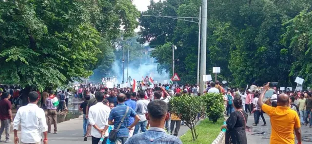পরিস্থিতি সামাল দিতে কাঁদানে গ্যাসের শেল ছোঁড়া হয়, জল কামান ব্যবহার করা হয়।  