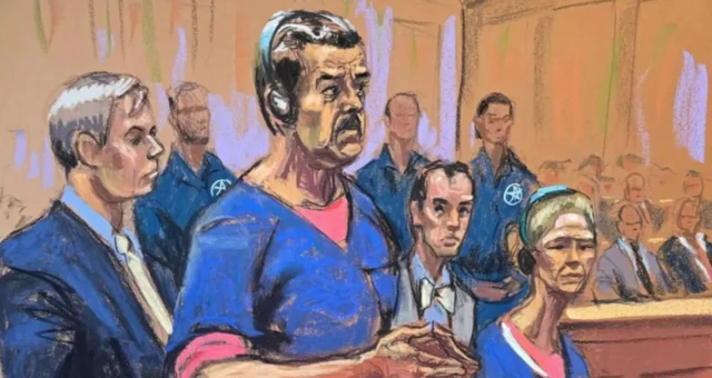 Maduro ve eşini duruşma salonunda mavi ve turuncu kıyafet içinde gösteren bir çizim. İkisi de kulaklık takıyor.
