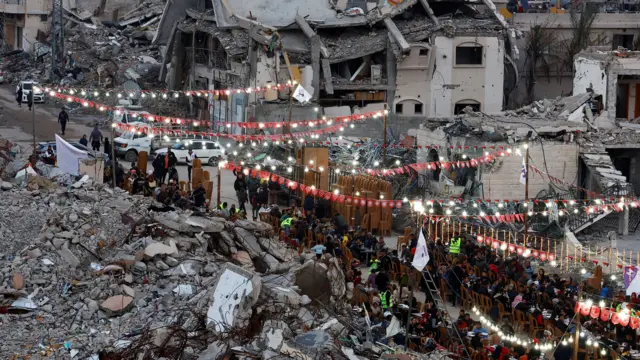 صورة علوية لمائدة ممتدة في أحد شوارع غزة لحظة الإفطار في رمضان