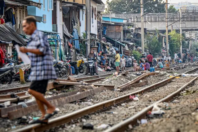Suasana permukiman warga di bantaran rel kereta api kawasan Angke, Jakarta, Senin (11/5/2026). 