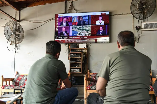 12 Mayıs'ta PKK'nın fesih kararıyla ilgili haberleri TV'den takip eden Diyarbakır sakinleri