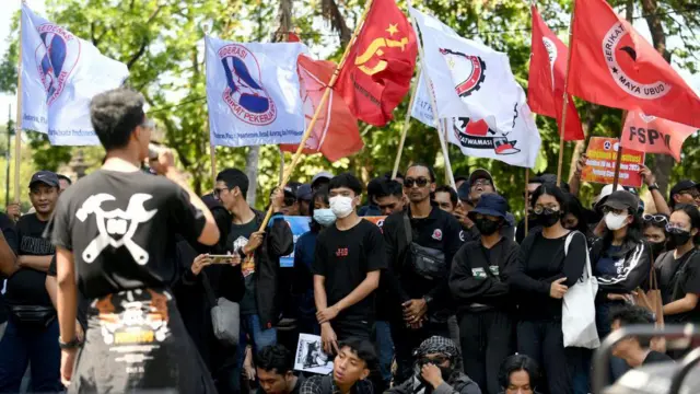 Para pekerja Indonesia melakukan protes pada Hari Buruh di Denpasar, di pulau wisata Bali pada 1 Mei 2023.