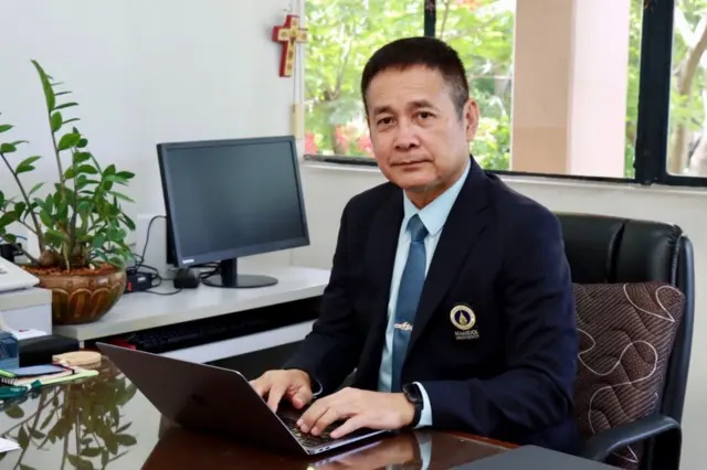 รองศาสตราจารย์ ดร.สุระ พัฒนเกียรติ 