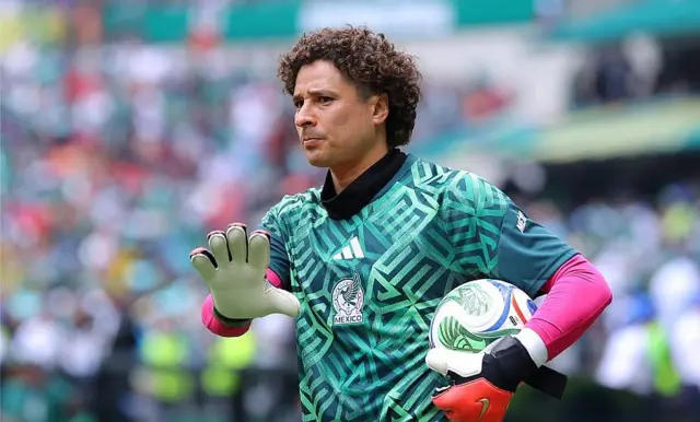 Guillermo Ochoa en el precalentamiento de uno de los partidos en el Mundial 2026