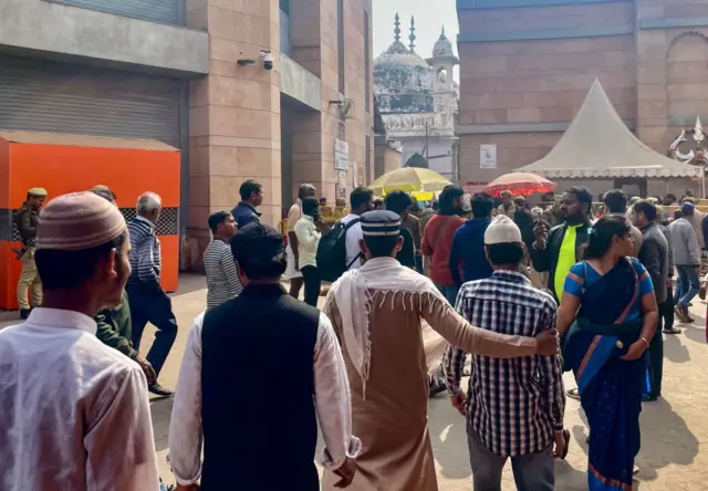 শুক্রবার, দোসরা ফেব্রুয়ারি মসজিদের দিকে চলেছেন নামাজিরা