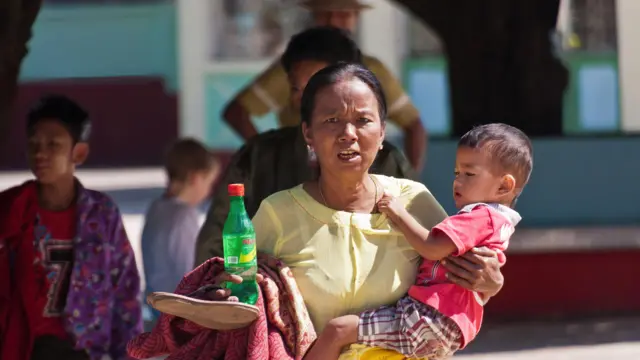 ဗမာအမျိုးသမီးတစ်ဦးနဲ့ ကလေးငယ်တစ်ဦး