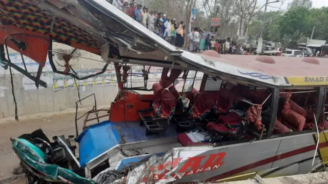 এক্সপ্রেসওয়েতে বাসটি ছিটকে প্রায় ৪০ ফুট নিচে এসে পড়ে