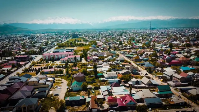 Ак-Өргө конушу түптөлүп жаткан мезгилде чийилген генералдык планда баары камтылган. Ал тургай гүлбактын (бульвар) орду болгон дешет. 2005-жылдан кийин ал генплан жоголуп, жерлер кертиле баштаган. Талашы уланууда