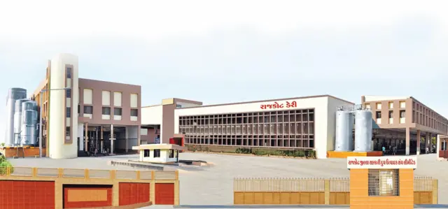 મંગળવારે આણંદમાં યોજાયેલી ચૂંટણીમાં અમૂલના નવા ચૅરમૅન અને વાઇસ ચૅરમૅન ચૂંટાયા પછી અશોકભાઈ ચૌધરી (જમણેથી બીજા) અને ગોરધનભાઈ ધામેલિયા (ડાબેથી બીજા) નજરે પડે છે.
આણંદ, અમૂલ, જીસીએમએમએફ, ફેડરેશન, દૂધીયું રાજકારણ, બનાસ ડેરી, સાબર ડેરી, રાજકોટ ડેરી, ગોપાલ ડેરી, સુમુલ ડેરી. 