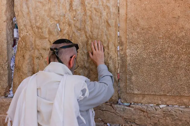 Wani mai ibada yana addu'a a Katangar Yamma (Western Wall) da ke Urushalima, Isra'ila, ranar 7 ga Yuni, 2026.