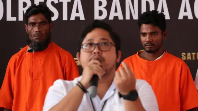 Kasatreskrim Polresta Banda Aceh Kompol Fadillah Aditiya Pratama (tengah) memberikan keterangan pers terkait penambahan dua orang tersangka kasus penyelundupan manusia di Banda Aceh, Aceh, Rabu (27/12/2023).