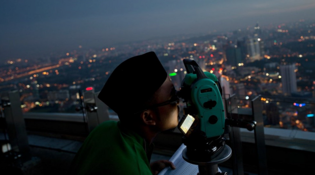 يستخدم بعض المسلمين التليسكوب لرصد الهلال