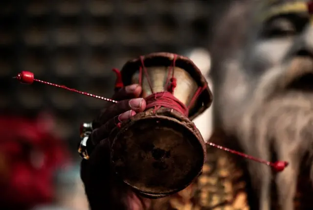 पशुपतिनाथ परिसरमा डमरु बजाउँदै एक सन्त