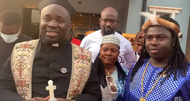 Foto gosiri ka Gideon Arinzechukwu Uzomechina nọ na-ekpere Akwa ọkụkọ ekpere