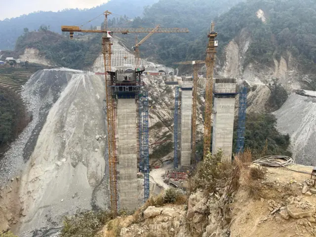 फ्रास्ट ट्र्याकमा बनिरहेको पुल