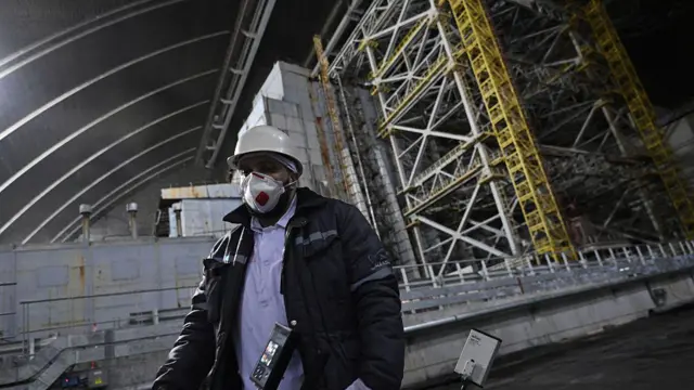un trabajador en la central de Chernóbil