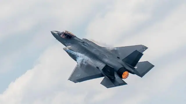 El avión de combate estadounidense F-35 en vuelo en el 55º Salón Internacional del Aire y del Espacio en Francia.