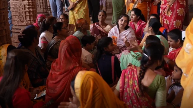 भोजशाला परिसर में पूजा आरती गातीं महिलाएं