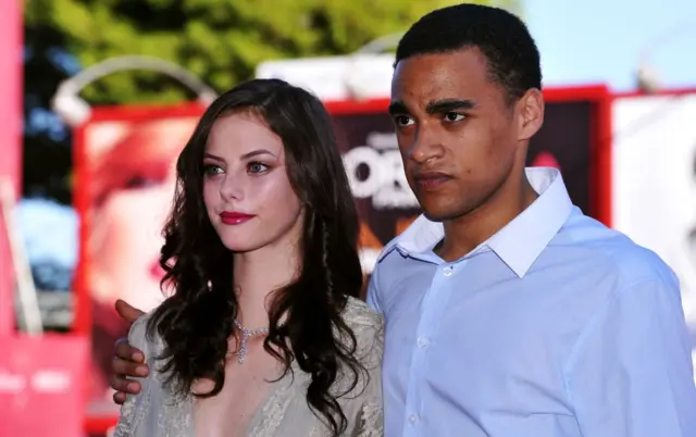 Los actores Kaya Scodelario y James Howson asisten al estreno de "Cumbres Borrascosas" durante el 68.º Festival Internacional de Cine de Venecia en el Palazzo del Cinema el 6 de septiembre de 2011 en Venecia, Italia.