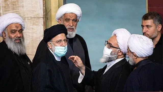 ابراهیم رئیسی در میان برخی از اعضای خبرگان در حالیکه ماسک به چهره دارند