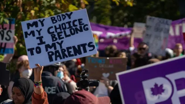 Waalidiinta Muslimka ah ayaa sheegay in ay xilli hore tahay in carruurtu iskuulada lagu baro arrimaha la xiriira Galmada iyo Aqoonsiga Jinsiga 