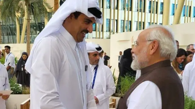क़तर के अमीर शेख तमीम बिन हमद अल-थानी से मिलते हुए पीएम मोदी