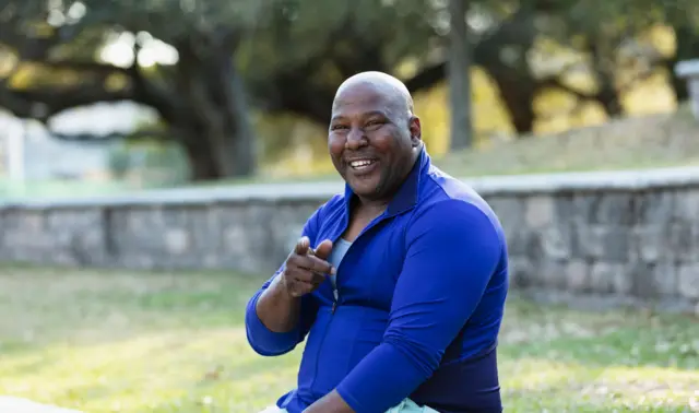 Homme en surpoids qui sourit