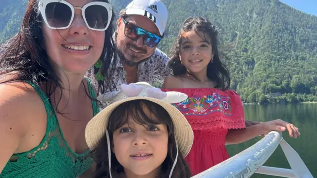 Daysel Rodríguez Cardoso com o marido, Jorge, e as duas filhas