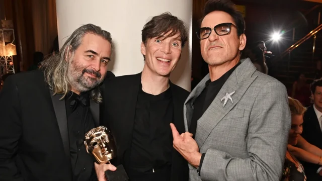 Oppenheimer'ın görüntü yönetmeni Hoyte van Hoytema (solda) ve başrol oyuncuları Cillian Murphy (ortada) ve Robert Downey Jr