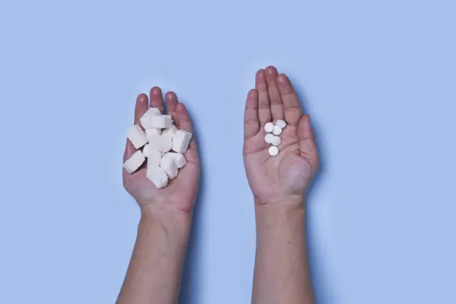 Una mano con azúcar, otra con aspartame