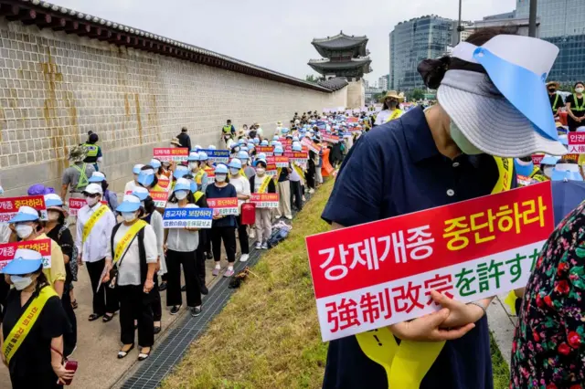 G﻿üney Kore'deki Birleşme Kilisesi mensupları, Japon medyasının kendileri hakkında yazdıklarını protesto etmişti
