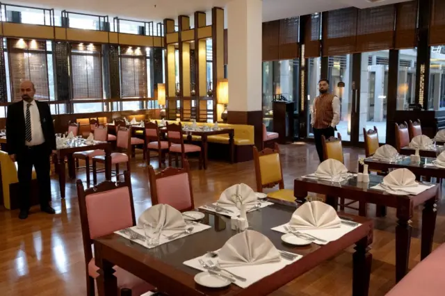 سرینا هوټل: د افغانستان له مشهورو هوټلونو دی. په ۱۳۸۳ کال کې د ۳۵ میلیونه ډالرو په پانګونې بیا جوړ شو.