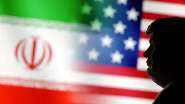 İran ve ABD bayrakları kolajının önünde trump silüeti