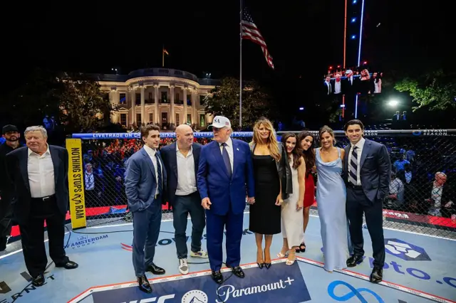 Trump e familiares em cima do octógono do UFC