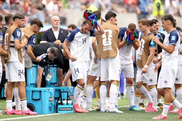 إيفان سونجيتش، لاعب منتخب البوسنة والهرسك رقم 14، يبرد جسمه خلال استراحة لشرب الماء في مباراة المجموعة الثانية من بطولة كأس العالم لكرة القدم 2026 بين سويسرا والبوسنة والهرسك على ملعب لوس أنجلوس في 18 يونيو/حزيران 2026 في إنجلوود، كاليفورنيا.