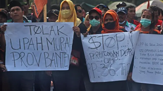 Sejumlah buruh yang tergabung dalam Serikat Pekerja Nasional (SPN) berunjuk rasa di depan Kantor Gubernur Banten di Serang, Selasa (6/12/2022).