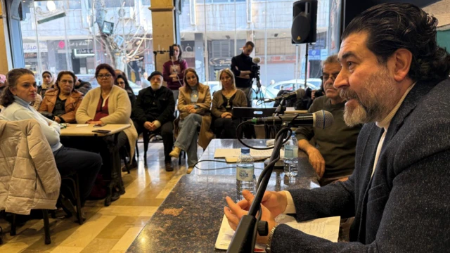 Bir kafede oturup, konuşan insanlar. 