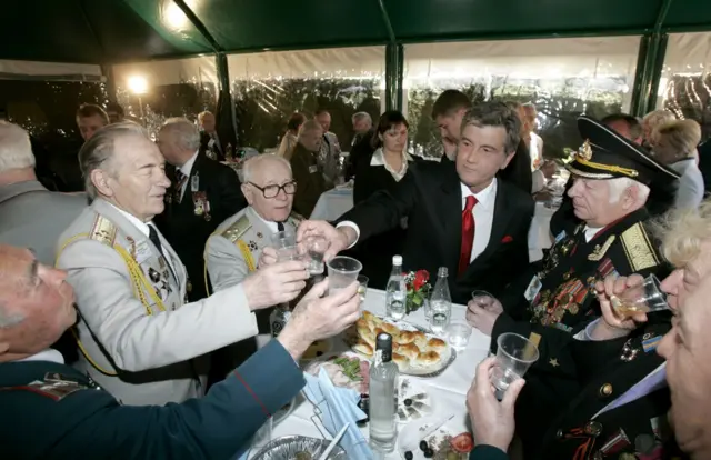 Президент Віктор Ющенко з ветеранами 9 травня 2008 року