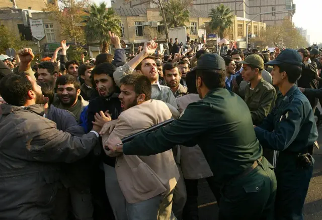 La policía iraní conteniendo a unos manifestantes