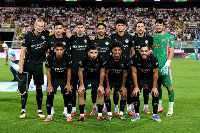 صورة بتاريخ 9 أغسطس/آب 2025 للاعبي نادي مانشستر سيتي لكرة القدم وهم يلتقطون صوراً قبل مباراة ودية بين نادي باليرمو ونادي مانشستر سيتي في ملعب رينزو باربيرا بباليرمو في إيطاليا.
