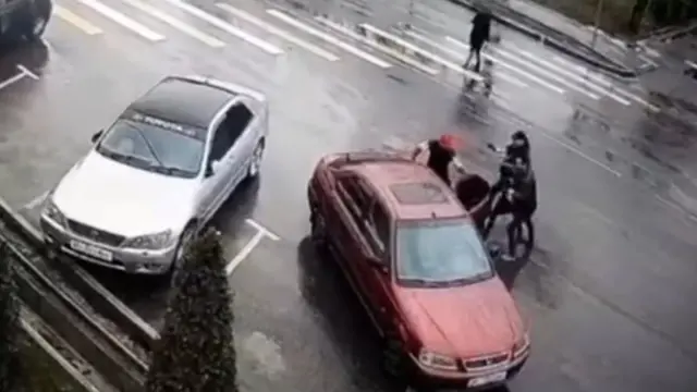 Айзаданы үч жигит көчөдөн күч менен машинеге салып кеткени тартылган видео интернетке тарап кеткен 