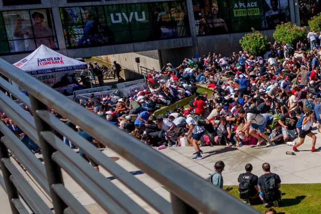  La gente corre y se agacha después de que el activista y comentarista de derecha estadounidense Charlie Kirk fuera baleado en un evento de la Universidad del Valle de Utah en Orem, Utah, EE. UU., el 10 de septiembre de 2025. Trent Nelson/The Salt Lake Tribune vía REUTERS.