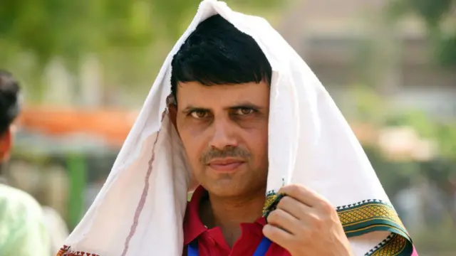 शेतकरी, शहरी भागातील रिक्षा चालक, ट्रॅफिक पोलीस, बांधकाम मजूर आणि बेघर लोक या लोकांना उन्हाचा सर्वात जास्त सामना करावा लागतो. 